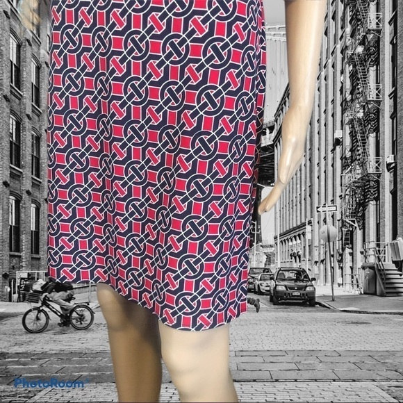 LAUNDRY by design red vneck shift dress. - Picture 4 of 11